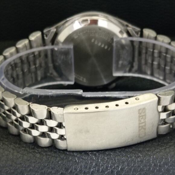 Vintage 1975 Seiko Automatic Mens Silver Watch W/daydate & Gold accents - Picture 2 of 10